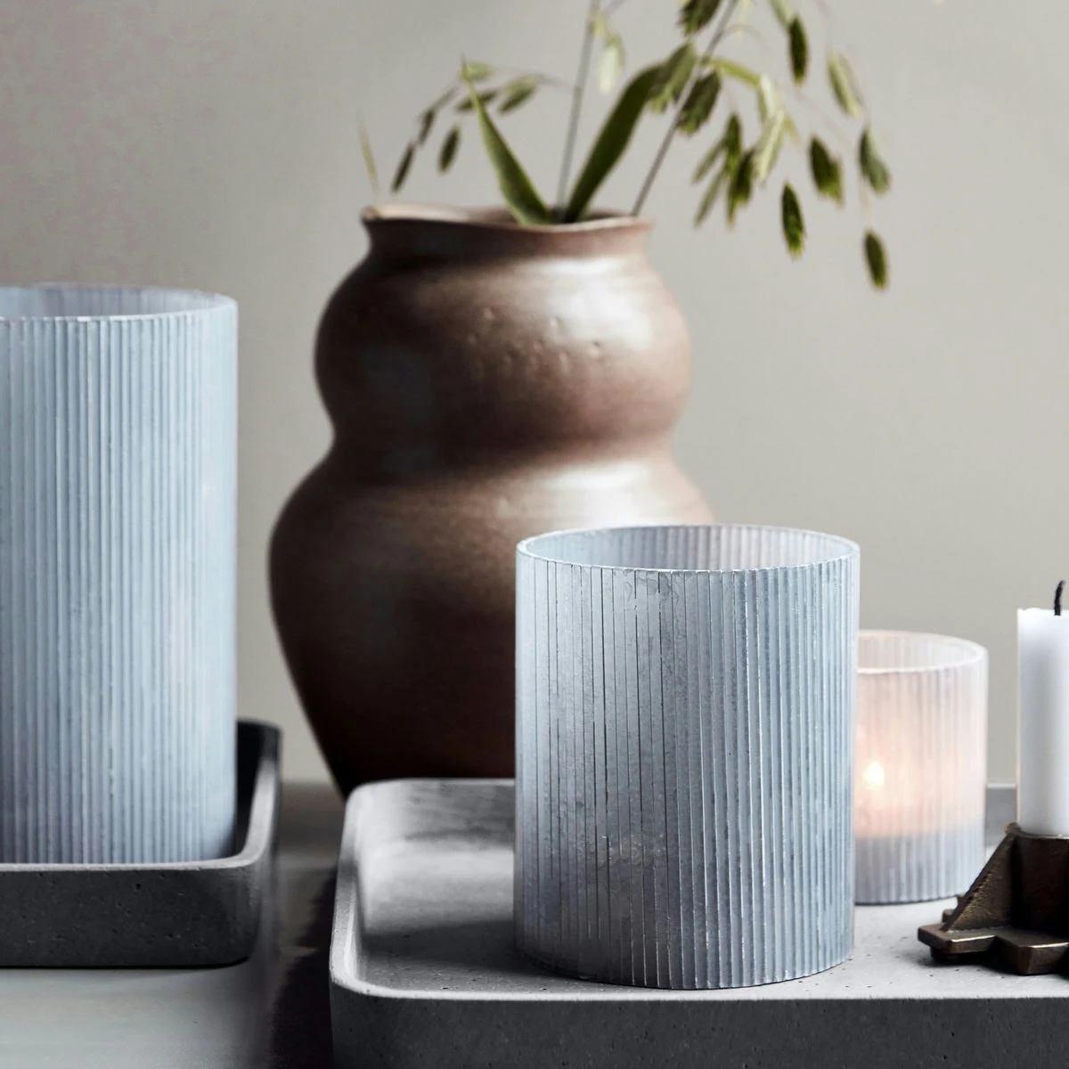 House Doctor Mirr Kerzenständer Frost Grey H12,5 Cm 4 House Doctor Mirr Kerzenständer Frost Grey H12,5 Cm – Bild 2