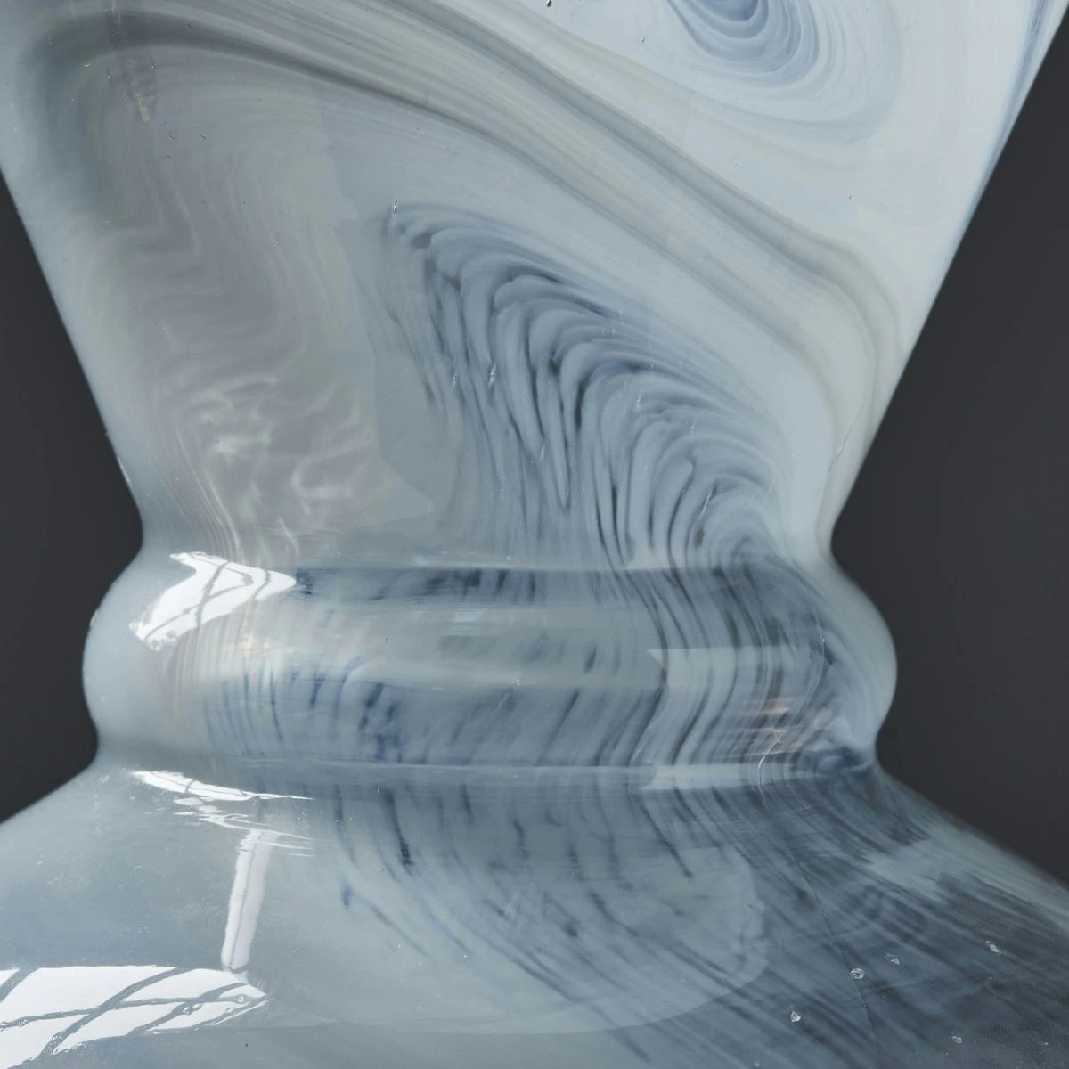 House Doctor Viel Vase Mundgeblasenes Glas 16x25 Cm, Blau 6 House Doctor Viel Vase Mundgeblasenes Glas 16x25 Cm, Blau – Bild 4